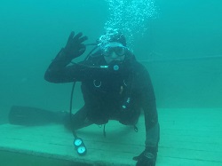 Michał po ukończonym kursie stawia pierwsze samodzielne kroki pod wodą.